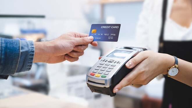 Quẹt thẻ tín dụng có mất phí không?