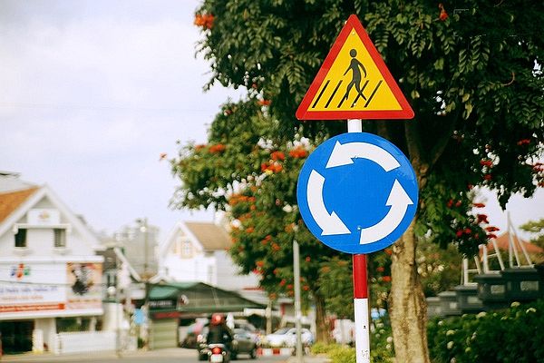Báo hiệu vòng xuyến theo luật giao thông hiện nay