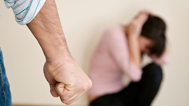 Có hành vi kích động tình dục hoặc lạm dụng thân thể đối với thành viên gia đình