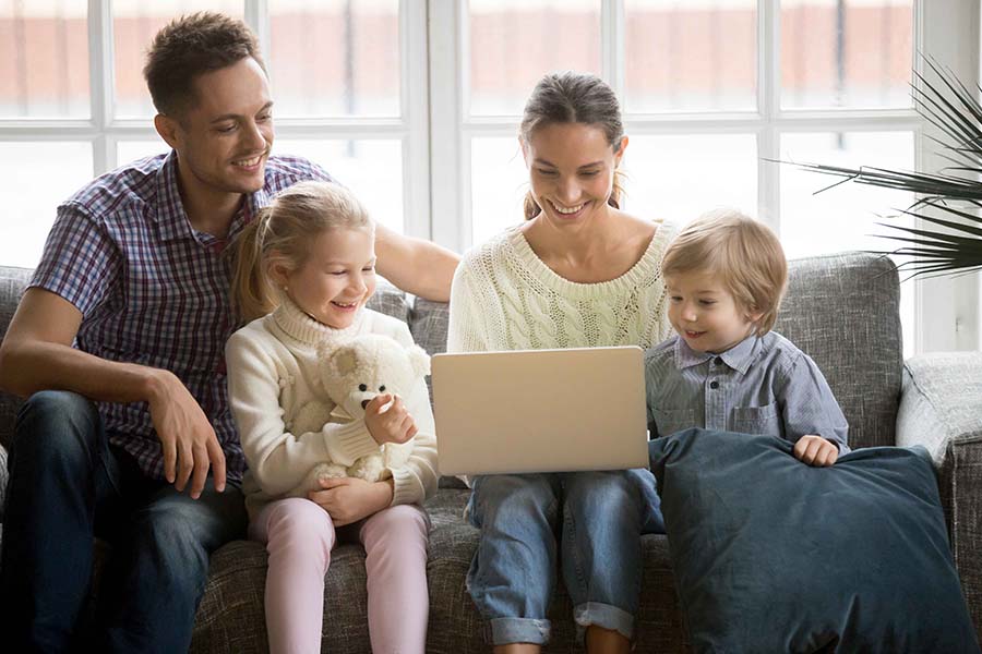 Làm con nuôi người định cư ở Mỹ, có được sang sống cùng?