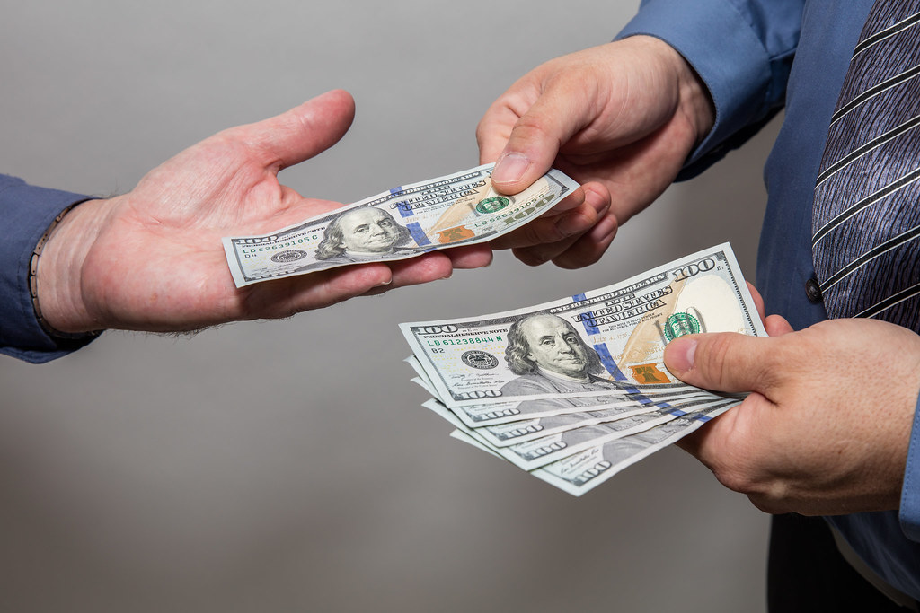 Quả rụng vỡ kính xe người trồng cây có phải bồi thường không?