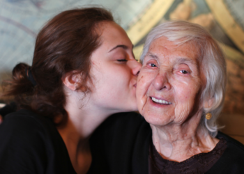 Bà ngoại tặng cháu dâu đất thì có phải đóng thuế TNCN hay không?