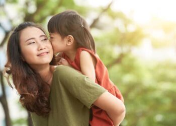 Bao nhiêu tuổi mới được nhận con nuôi