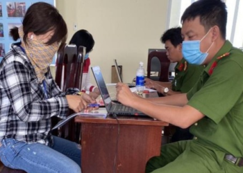 Cần sự có mặt của cha mẹ khi hỏi cung bị can là người dưới 18 tuổi không?