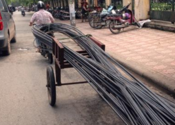 Có được sử dụng xe máy để kéo lê sắt thép trên đường bộ không?