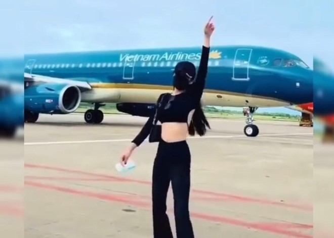 Cô gái quay clip nhảy múa ở sân đỗ lúc máy bay đang di chuyển có bị xử phạt không 