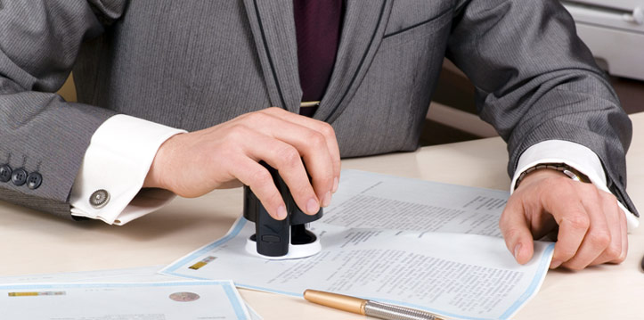 Công chứng viên có được tự mình công chứng di chúc của mình không?