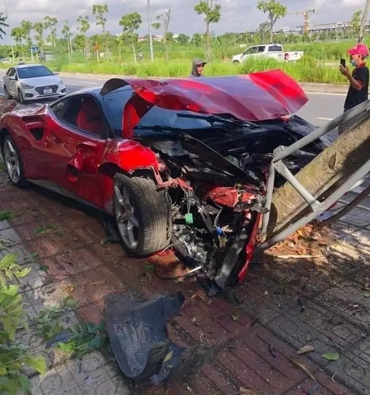 Tài xế lái xe Ferrari 488 tông đổ cây, vỡ toác đầu xe có phải bồi thường không
