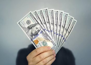 Vợ có phải trả nợ cho chồng không?