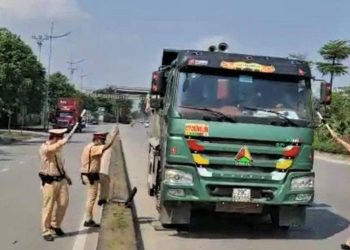 Xe chở quá tải có bị tước phù hiệu không?