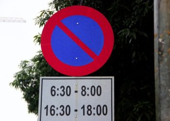 Biển cấm đỗ xe trước cửa nhà
