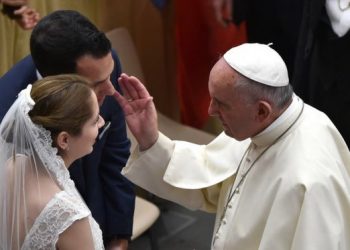 Ép vợ theo tôn giáo của mình có vi phạm pháp luật?