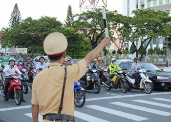 Hiệu lệnh của người điều khiển giao thông quy định gì