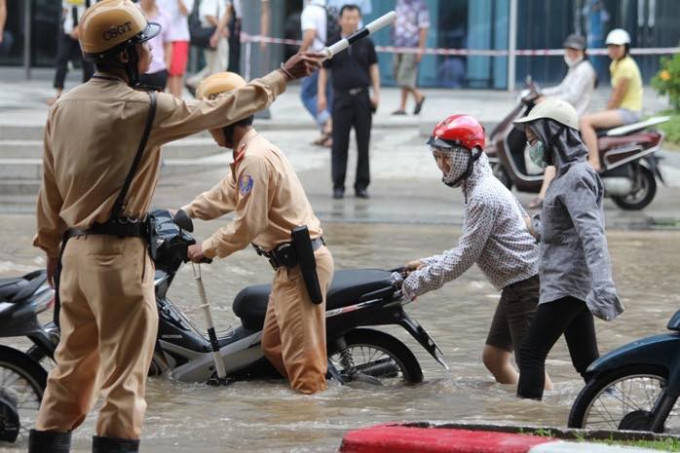 Hiệu lệnh của người điều khiển giao thông quy định gì