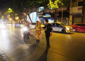 Lỗi bật đèn pha trong thành phố bị phạt bao nhiêu?