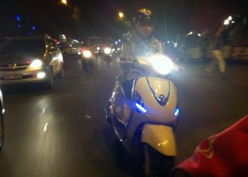 Mức phạt lỗi bật đèn pha xe máy 2022