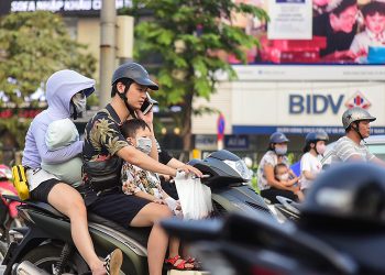 Mức xử phạt lỗi sử dụng điện thoại khi lái xe máy 2022