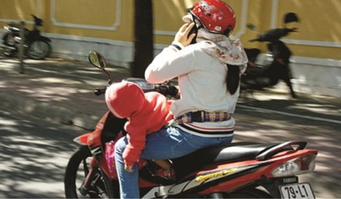 Mức xử phạt lỗi sử dụng điện thoại khi lái xe máy 2022