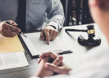Người có thể vắng mặt tại phiên tòa hình sự là ai?