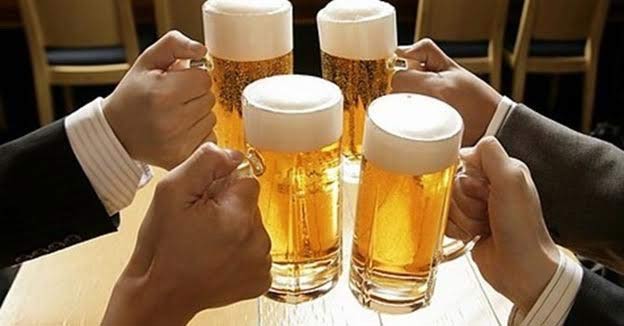 Người ở độ tuổi nào sau đây không được uống rượu, bia?