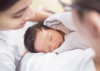 Sinh con trước khi đăng ký kết hôn có vi phạm pháp luật?