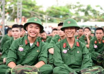 Đang đi làm có phải đi nghĩa vụ quân sự không