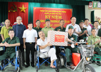 Người có công với cách mạng tiếng Anh là gì?