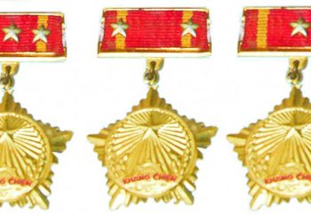 Người có Huân chương kháng chiến có phải là người có công với cách mạng không?