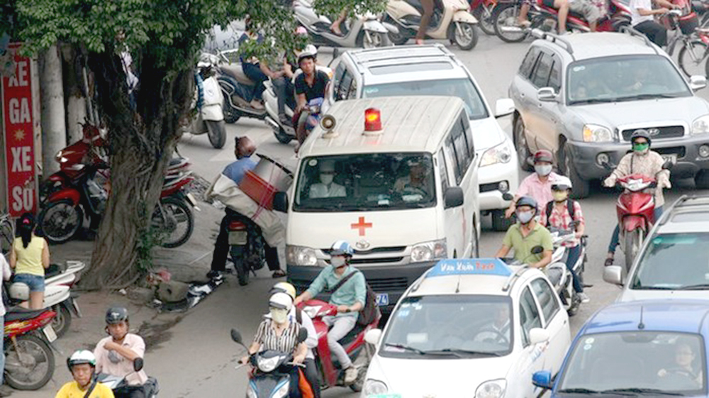 Vượt đèn đỏ để nhường xe ưu tiên có bị phạt không?