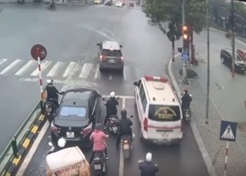 Vượt đèn đỏ để nhường xe ưu tiên có bị phạt không?