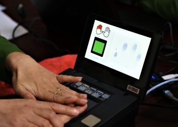 Quy định hiện nay đi làm căn cước công dân mặc áo gì?