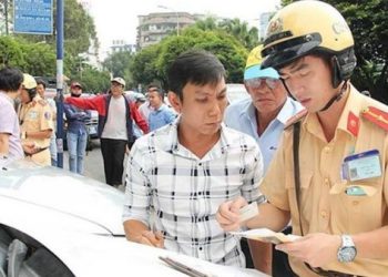 Không có giấy phép lái xe ô tô có bị giữ xe không?