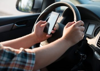 Sử dụng điện thoại khi lái xe gây tai nạn có bị đi tù không?