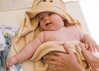 Thêm tên cha dượng vào giấy khai sinh cho con