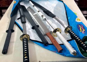 Theo luật tàng trữ dao, kiếm thì hành vi tàng trữ vũ khí trong người có bị xử phạt không?