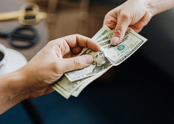 Chồng cho người khác vay tiền có cần sự đồng ý của vợ không?