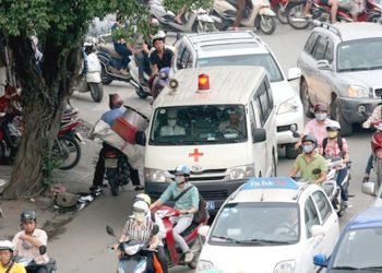 Không nhường đường cho xe cứu thương tài xế bị xử phạt ra sao?