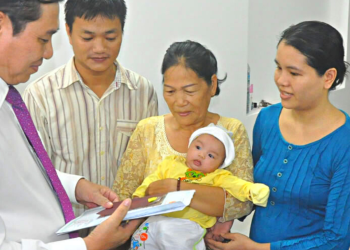 Làm giấy khai sinh dùng tên mẹ có được không?