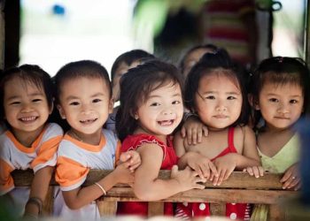 Theo Luật trẻ em bóc lột trẻ em là hành vi nào?