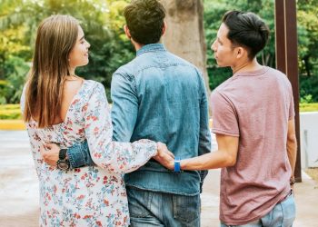 Vợ ngoại tình có kiện được không?