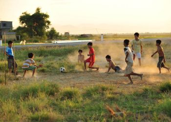 Tụ tập đá bóng trên đường bị phạt bao nhiêu?