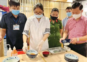  Bán đồ ăn gây ngộ độc cho người khác bị xử phạt bao nhiêu tiền?