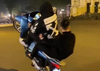 Bốc đầu xe máy
