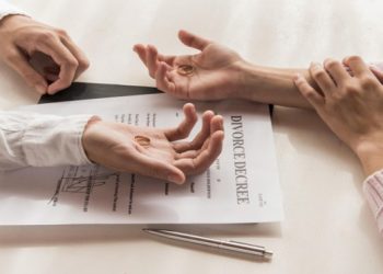 Chồng làm đơn ly hôn có phải bồi thường cho vợ không?