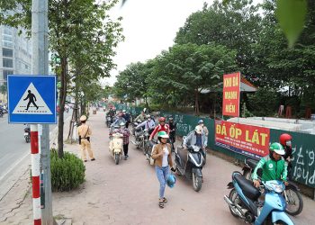 Dắt xe đi ngược chiều có bị phạt không năm 2022