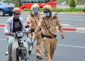 Mức xử phạt lỗi sử dụng điện thoại khi lái xe là bao nhiêu tiền