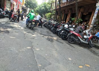 Theo quy định đậu xe lấn chiếm lòng lề đường phạt bao nhiêu?