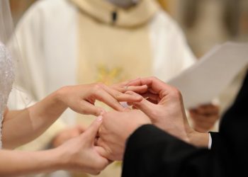 Vợ đạo Phật lấy chồng đạo Chúa