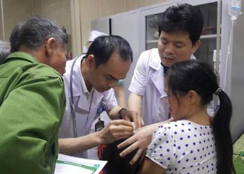 Hành hung bác sĩ có phải chống người thi hành công vụ hay không?