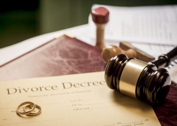 Ly hôn khi có 2 đứa con dưới 3 tuổi, quyền nuôi con thuộc về ai?